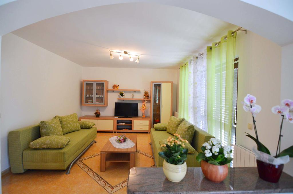 Garden Apartment Maria Vrsar Extérieur photo